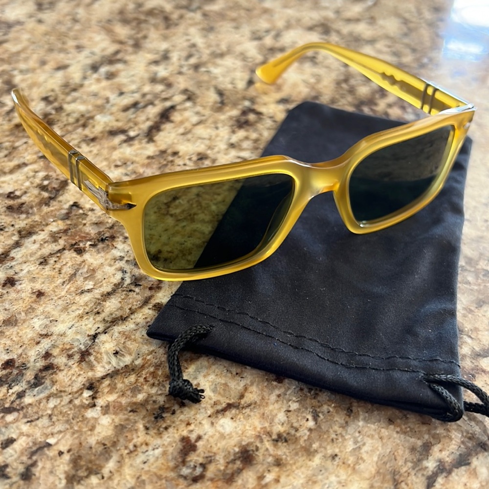 Awesome perfect condition yellow Persols